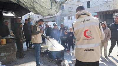 الهلال الأحمر الإماراتي يواصل توزيع المساعدات على أهالي غزة