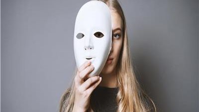 هل هناك أبحاث أو دراسات تدعم العلاقة بين العوامل البيئية وتطور الشخصية السيكوباتية؟