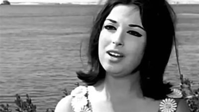  مرتديه فستانًا طويلًا ومحتشمًا باللون الذهبي.. نجاة تتصدر التريند (صورة)