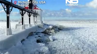 الثلوج تغطي بحيرة ميشيغان ومنارة المدينة بعد عاصفة ثلجية عاتية (فيديو)