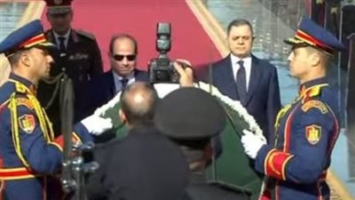 الرئيس السيسي يضع إكليلا من الزهور على قبر شهداء الشرطة (بث مباشر)
