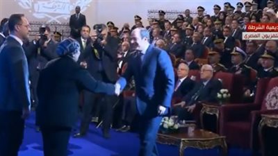 مصر.. مشهد نادر يجمع السيسي مع أبناء أبطال مواجهة العدوان الثلاثي (فيديو)