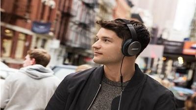 أضرار الهيدفون.. احذر قد تفقدك سمعك