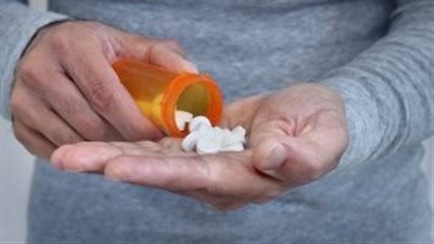 أضرار المسكنات على المعدة.. احذر الافراط فيها 