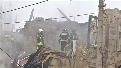 قصف روسي يصيب 6 أشخاص ويخلف دمارًا بمبانِ سكنية في أوديسا (فيديو)