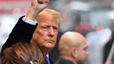 رجل يشعل النار في نفسه أمام قاعة محاكمة ترامب