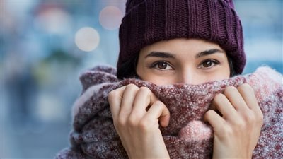 روتين العناية بالبشرة الدهنية في الشتاء.. 7 خطوات فقط تضمن لكِ النضارة