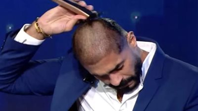 أطلق قذائف نارية ببرنامج “كتاب الشهرة” خالد سليم يحلق شعره بالكامل.. ما السر؟ (فيديو)