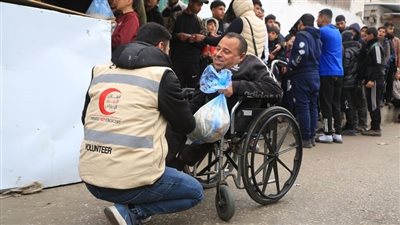 هيئة الهلال الأحمر الإماراتي تواصل توزيع مساعداتها الإنسانية على أهالي قطاع غزة