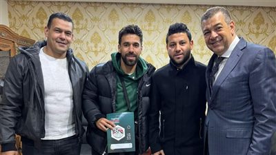 شاهد.. عبدالله السعيد يوقع عقود انتقاله إلى الزمالك (صور)