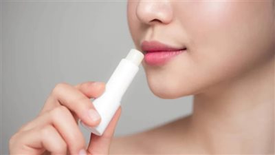 ترطيب الشفايف طبيعي في الشتاء.. خلطات تقشير وتوريد للبنات في 7 خطوات