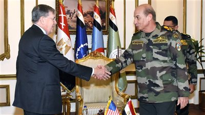 وزير الدفاع يلتقى المبعوث الأمريكى الخاص بالقضايا الإنسانية للشرق الأوسط