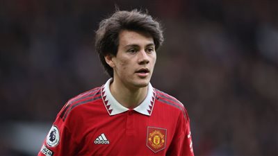 رسميًا.. مانشستر يونايتد يعلن انتقال جناحه إلى غرناطة