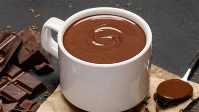 طريقة عمل هوت شوكليت بالكاكاو والنشا.. مشروب كافيهات رائع