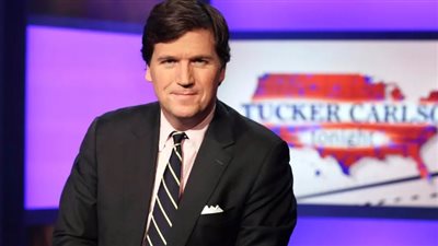 بدأ مسيرته المهنية في مجال الصحافة.. من هو الصحفي الأمريكي تاكر كارلسون؟