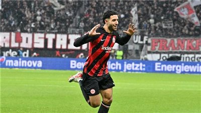 أبرزها أرسنال وتوتنهام.. مدير فرانكفورت يكشف حقيقة عروض ضم عمر مرموش