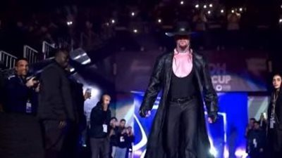 أندرتيكر يخطف الأنظار في مباراة الهلال ضد النصر (فيديو)