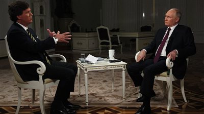 بوتين وتاكر كارلسون.. ماذا دار بينهم في مقابلة الـ120 دقيقة؟