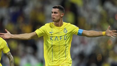 لاعبو النصر يحتفلون بعيد ميلاد قائدهم كريستيانو رونالدو (فيديو)