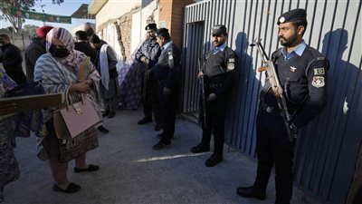 باكستان.. مقتل ضابط شرطة و3 إرهابيين شمال غرب البلاد