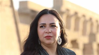  بحقيبة تحمل صورة والدها باللون الأبيض والأسود.. “ايمي سمير غانم” تتصدر التريند (صور)