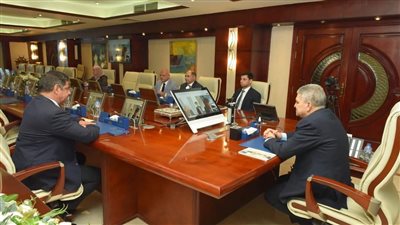 رئيس “قناة السويس” يبحث تطورات الأوضاع في منطقة البحر الأحمر