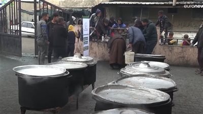  اصطفاف طوابير طويلة من النازحين للحصول على الطعام في غزة (فيديو)