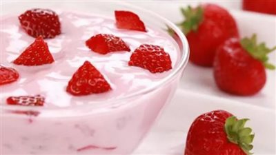 خطوات عمل الزبادي بالفراولة فى المنزل (المقادرير)