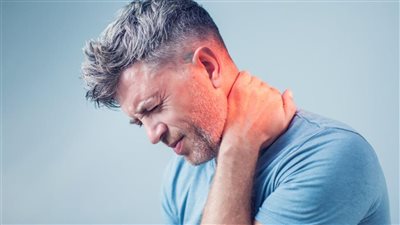 أعراض توتر عضلات الرقبة.. 10 علامات طبيعية و5 خطيرة جدًا