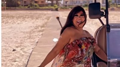 بفستان طويل ذا أكمام مكشوفة واتسم بالنقوشات.. فيفي عبده تتصدر التريند (صور وفيديو)