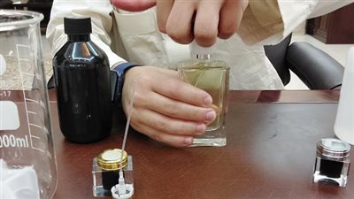 بالطريقة والمكونات.. ما هي كيفية صناعة العطور في المنزل؟