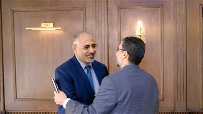 خلال لقائه أحمد بن مبارك.. الزُبيدي يشدد على ضرورة أن تضطلع الحكومة بمسؤوليتها لوقف تدهور العملة المحلية