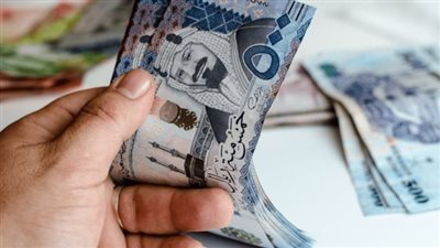 بعد صفقة مشروع رأس الحكمة.. سعر الريال السعودي في السوق السوداء اليوم الأحد 25_2_ 2024