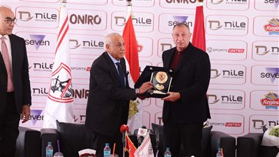 رئيس الزمالك يُكرم الراحل العامري فاروق في حضرة وفد الأهلي