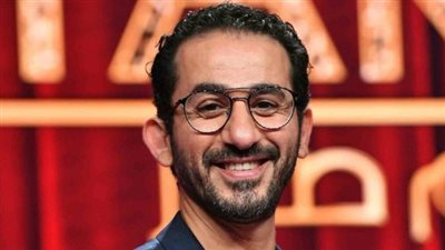 أحمد حلمي من داخل سيارته مازحا الجمهور:الصحيان بدري ده بيخلي الواحد مهزوز