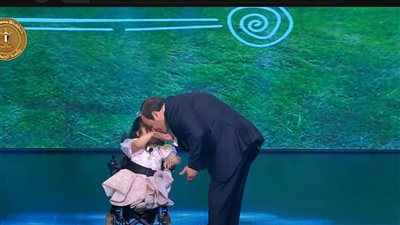 في لقطة إنسانية وسط تصفيق الحضور.. الرئيس عبدالفتاح السيسي يقبل يد طفلة من ذوي الهمم (بث مباشر)