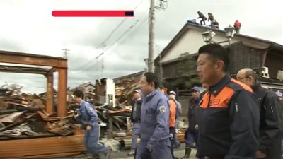 رئيس وزراء اليابان يزور منطقة ضربها الزلزال (فيديو)