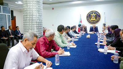 خلال الاجتماع الدوري للأمانة العامة للانتقالي.. الزُبيدي يحث رؤساء الدوائر ونوابهم على مضاعفة الجهود (صور)