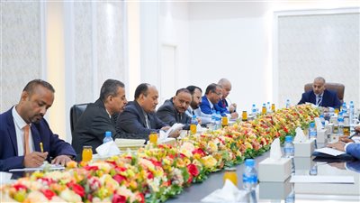  الزُبيدي يناقش مستجدات الأوضاع الإنسانية والاقتصادية في عموم محافظات الجنوب باليمن (صور)