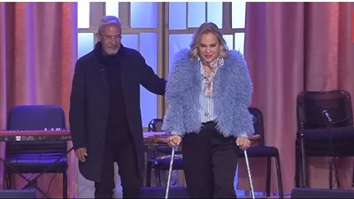 سر ظهور شيرين رضا داخله الاستوديو عبر قناة ON الفضائية بالعكاز (فيديو)