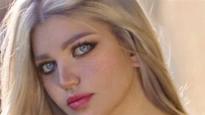 ارتدت توب مكشوف مع بليزر انيق باللون الازرق.. ياسمين الخطيب تتصدر مواقع التواصل (صور)