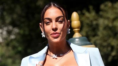 فستان بقميص رونالدو.. ظهور غريب لـ جورجينا في عرض أزياء (فيديو)