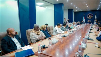 نائب رئيس مجلس القيادة الرئاسي باليمن يترأس اجتماعا استثنائيا للهيئة التنفيذية لانتقالي عدن (صور)