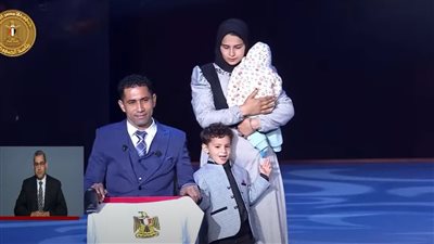 السيسي يوجه طلبًا إلى زوجة أحد أبطال القوات المسلحة بالوقوف بجانبه على المسرح (بث مباشر)
