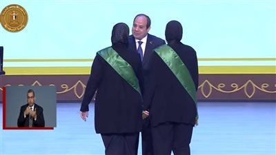  الرئيس السيسي يكرم أسر الشهداء في فعاليات الندوة التثقيفية الـ39 للقوات المسلحة (بث مباشر)