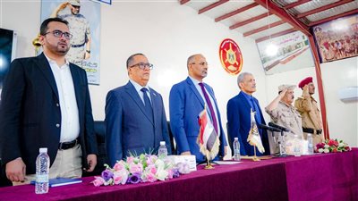 نائب رئيس مجلس القيادة الرئاسي باليمن يشدد على ضرورة تعزيز الانضباط في أداء المهام العسكرية (صور)