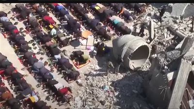 فلسطينيون يؤدون صلاتهم على ركام المساجد المدمرة (فيديو مؤثر)