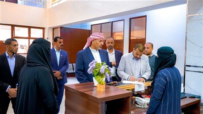 الزُبيدي يتفقد مستوى الانضباط الوظيفي والالتزام بالدوام الرسمي في هيئات المجلس الانتقالي باليمن (صور)