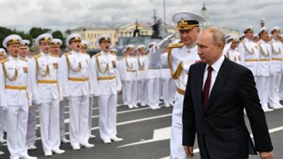 إقالة وانتكاسات مهينة.. بوتين يُضحي بأكبر قائد بحري روسي