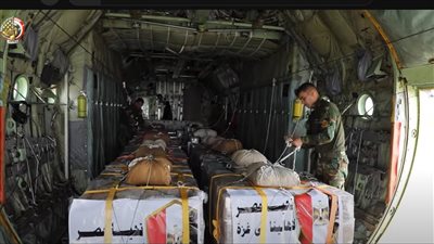 مصر تواصل إسقاط المساعدات الإنسانية على قطاع غزة (فيديو وصور)